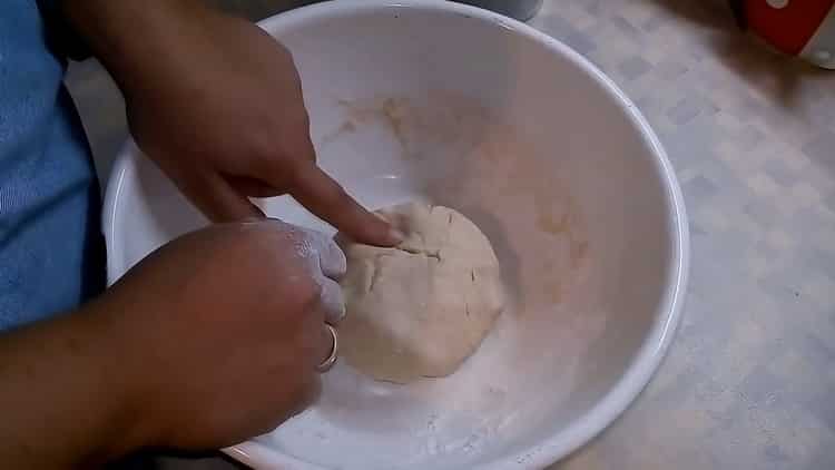Pizza gombával és sajttal történő elkészítéséhez gyúrja meg a tésztát.