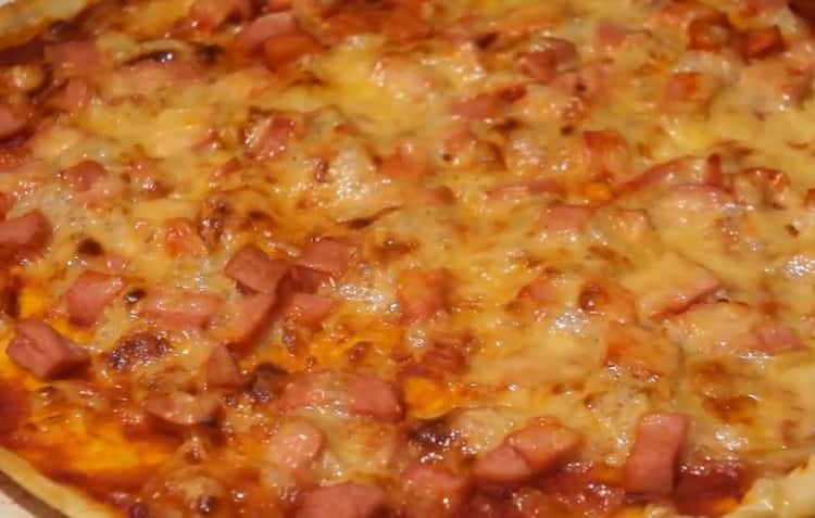 η πίτσα με λουκάνικο και τυρί είναι έτοιμη