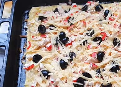 Ang pizza na may mga crab sticks: isang hakbang-hakbang na recipe na may mga larawan