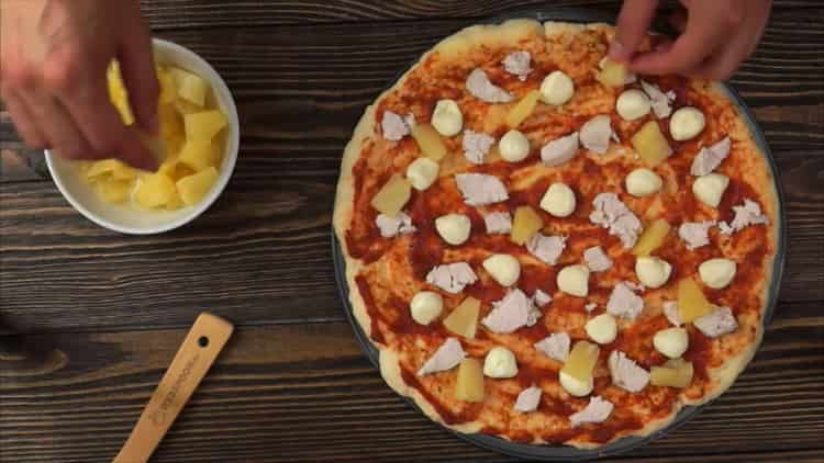 Valmista pizza kanan ja ananaksen kanssa maustaksesi täyte pohjalle