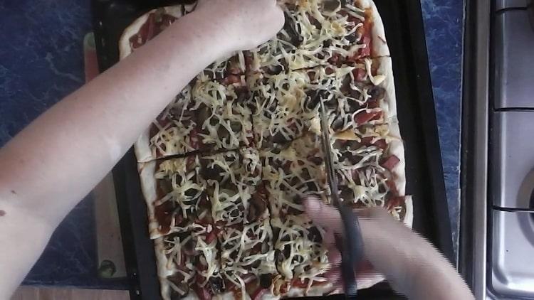 Den Ofen vorheizen, um Pizza mit Essiggurken zuzubereiten