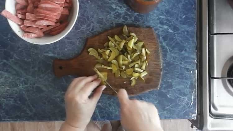 За да направите пица с кисели краставички, нарежете краставиците