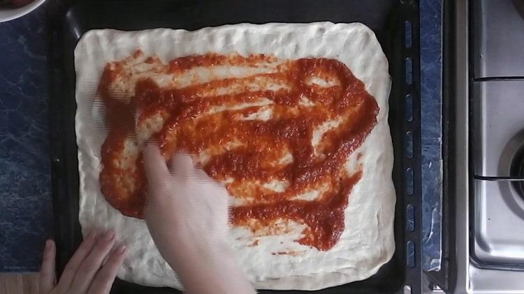 За да направите пица с туршии, намажете тестото с кетчуп
