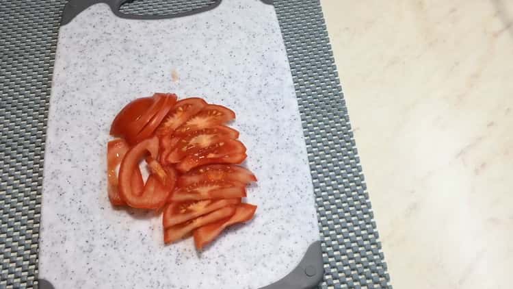 За да направите пица Цезар, нарежете доматите