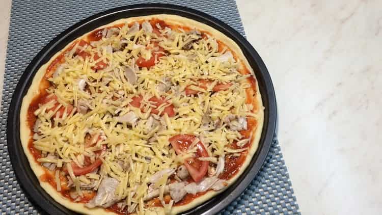 Zum Zubereiten von Caesar-Pizza den Ofen vorheizen