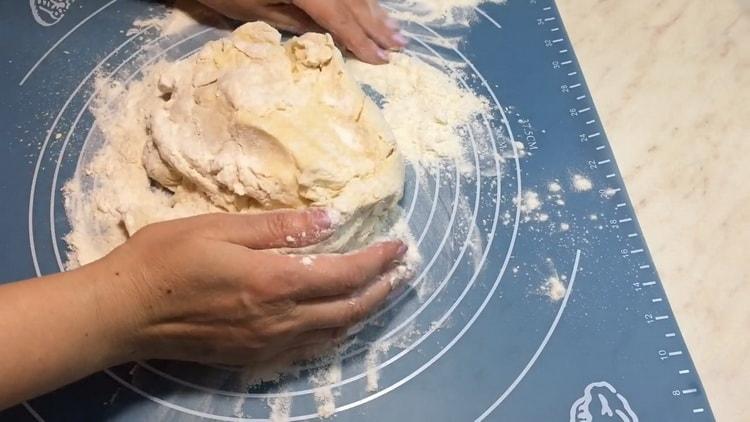 A Caesar pizza elkészítéséhez gyúrja meg a tésztát