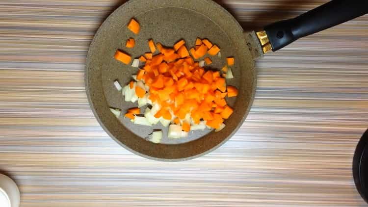 Per cucinare il pilaf in pentole. friggere le verdure