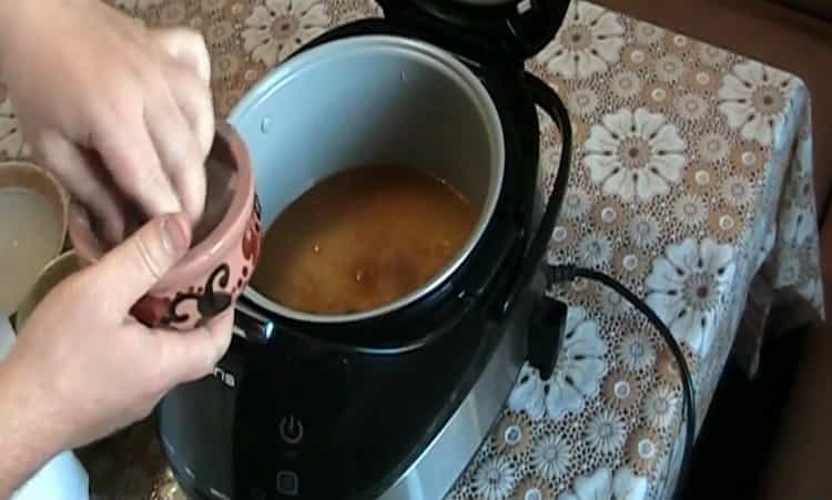 Um Pilaw in einem Multikocher Polaris zu kochen, fügen Sie Wasser hinzu