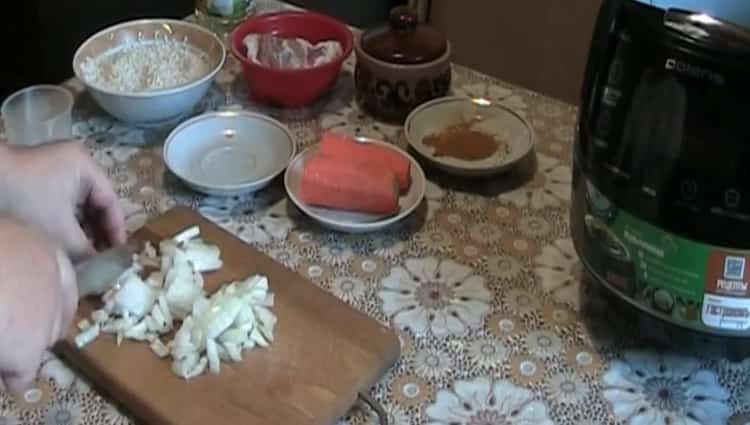 Per cucinare il pilaf in una Polaris multicucina, preparare gli ingredienti