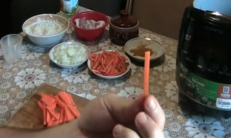 За да готвите пилаф в мултиварка Polaris, нарежете моркови