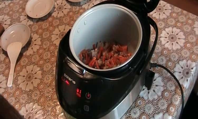 لطهي طعام بيلاف في طباخ بولاريس البطيء ، قم بقلي المكونات