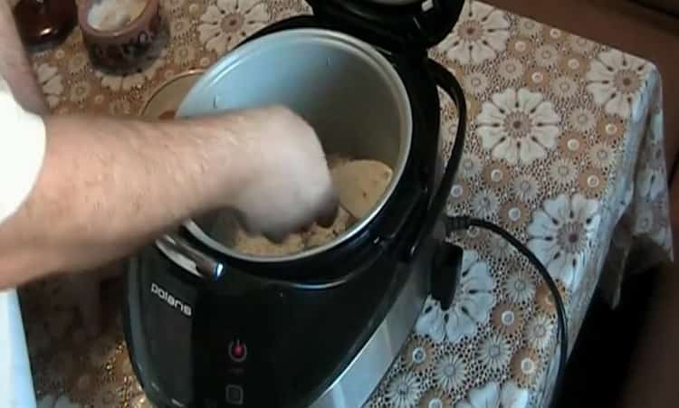 Fügen Sie Reis hinzu, um Pilaw in einem Multikocher Polaris zu kochen