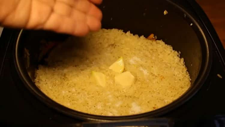 Per cuocere il pilaf in una pentola a cottura multipla aggiungere l'aglio