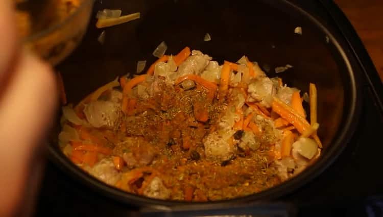 Upang magluto ng pilaf sa isang multi-cooker redmond magdagdag ng pampalasa