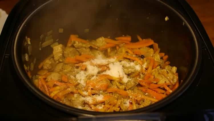 لطهي بيلاف في وعاء من الفخار الأحمر ، يُضاف الملح