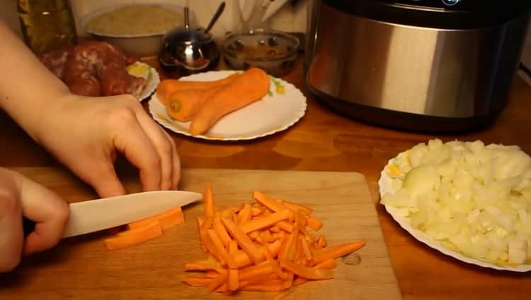 Pilaw in einem Multi-Cooker Redmond Cut Karotten zu kochen