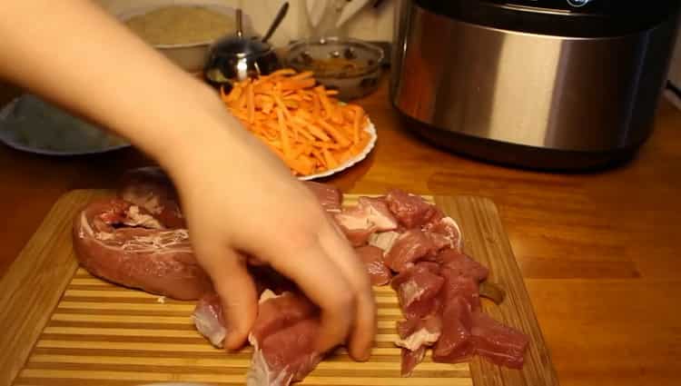 Pilaw in einem Multi-Cooker Redmond Chop Fleisch kochen