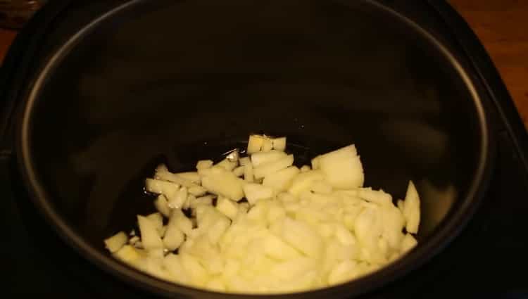 Braten Sie die Zwiebeln an, um Pilaw in einem langsamen Redmond-Kocher zu kochen