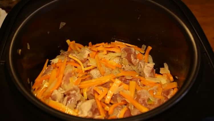 Braten Sie die Zutaten an, um Pilaw in einem Langsamkocher von Redmond zu kochen