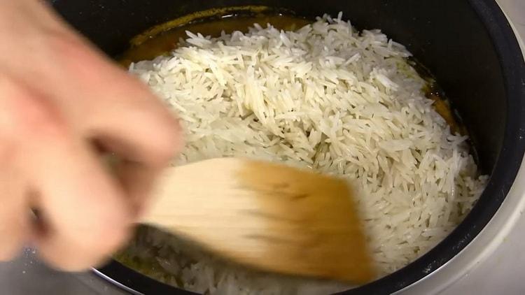 Για να μαγειρέψετε το pilaf σε μια αργή κουζίνα με κοτόπουλο, συνδυάστε τα υλικά σε ένα μπολ
