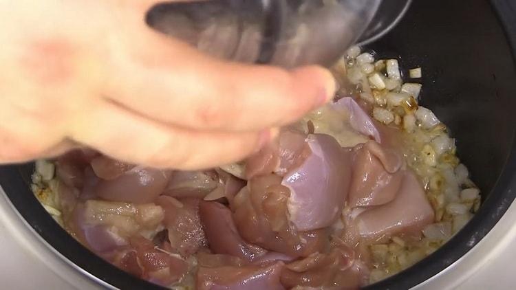 Braten Sie die Zutaten an, um Pilaw in einem Slow Cooker mit Hühnchen zu kochen