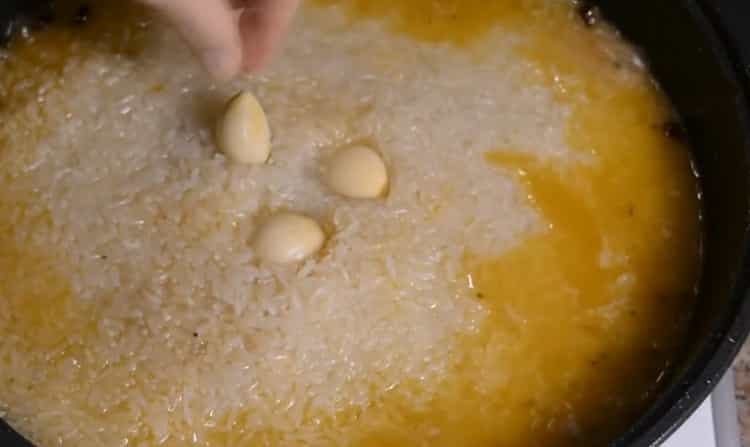 Per preparare il pilaf di agnello in un calderone, aggiungi l'aglio
