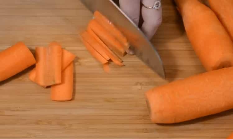 Per cuocere il pilaf di agnello in un calderone, tagliare le carote