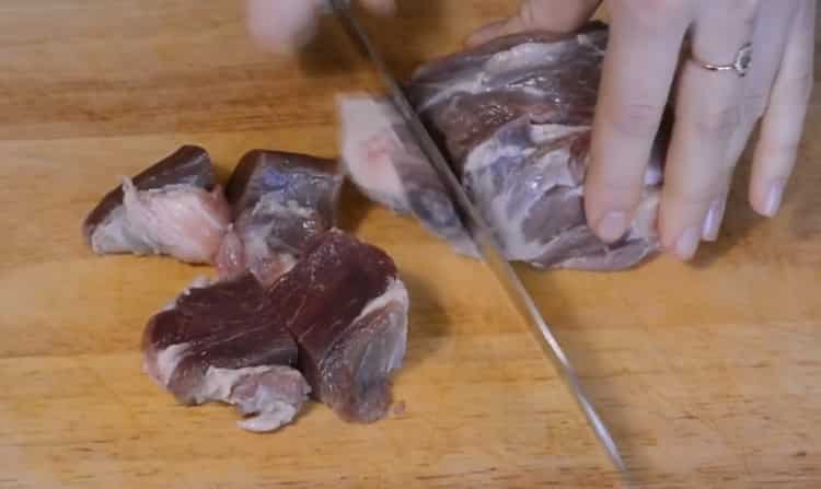 За да готвите агнешки пилаф в казан, нарежете месото