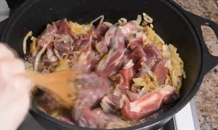 Για να μαγειρέψετε αρνί pilaf σε ένα καζάνι, τηγανίστε τα υλικά