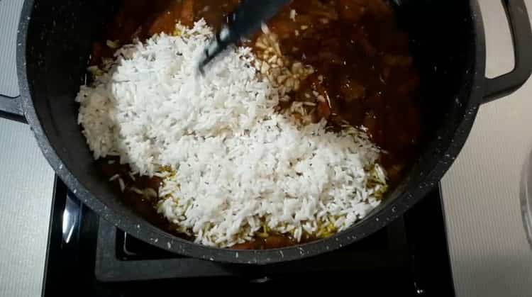 Sertésbordafőzéshez egy egyszerű fényképpel készített recept szerint főzzen rizst