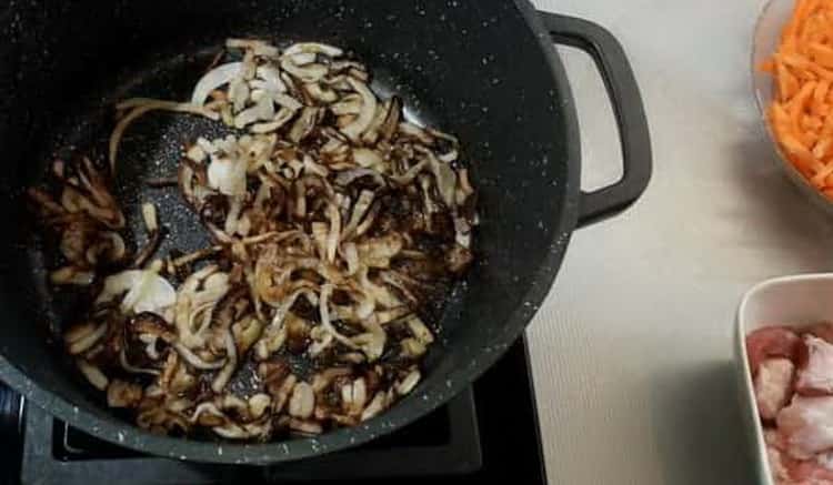 Για να μαγειρέψετε χοιρινό pilaf σύμφωνα με μια απλή συνταγή με μια φωτογραφία, τηγανίζουμε το κρεμμύδι