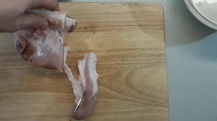 Για να μαγειρέψετε χοιρινό pilaf σύμφωνα με μια απλή συνταγή με μια φωτογραφία, ψιλοκόψτε το κρέας