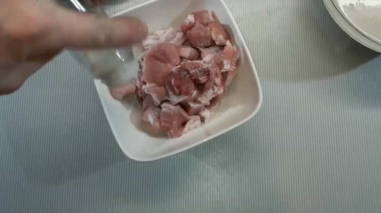 Per cuocere il pilaf di maiale secondo una semplice ricetta con una foto, salare la carne