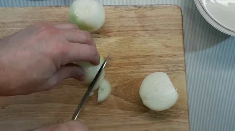 Για να μαγειρέψετε πιλάφι χοιρινού κρέατος σύμφωνα με μια απλή συνταγή με μια φωτογραφία, ψιλοκόψτε το κρεμμύδι