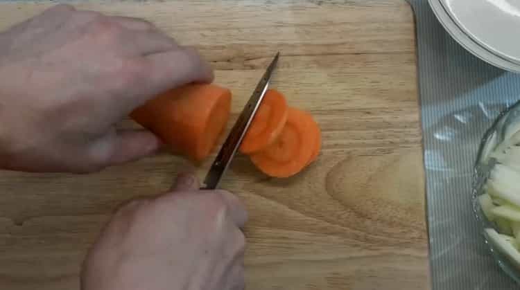 Leikkaa porkkanat kypsennä sianlihafilee yksinkertaisen valokuvan mukaan