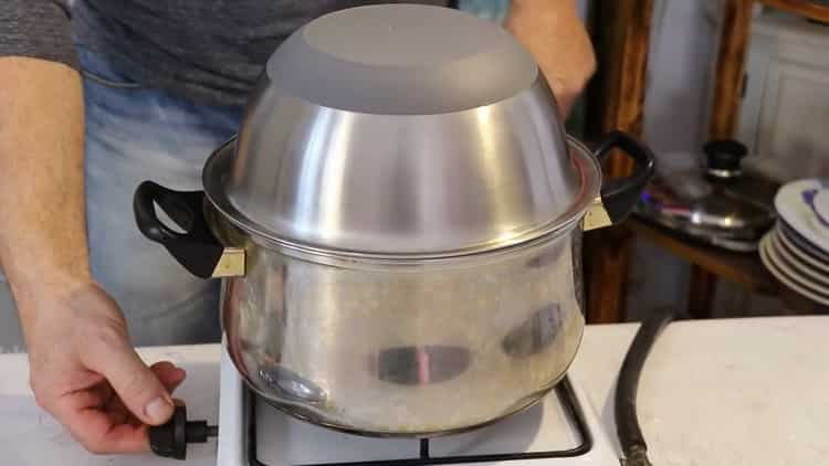 Για να μαγειρέψετε πιλάφι χοιρινό σε μια κατσαρόλα, καλύψτε με ένα καπάκι