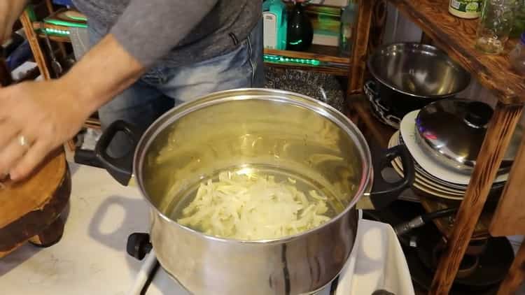 A serpenyő főzéséhez serpenyőben süssük meg a hagymát