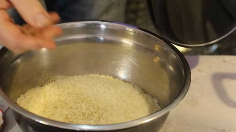 Um Schweinepilaw in einer Pfanne zu kochen, spülen Sie den Reis