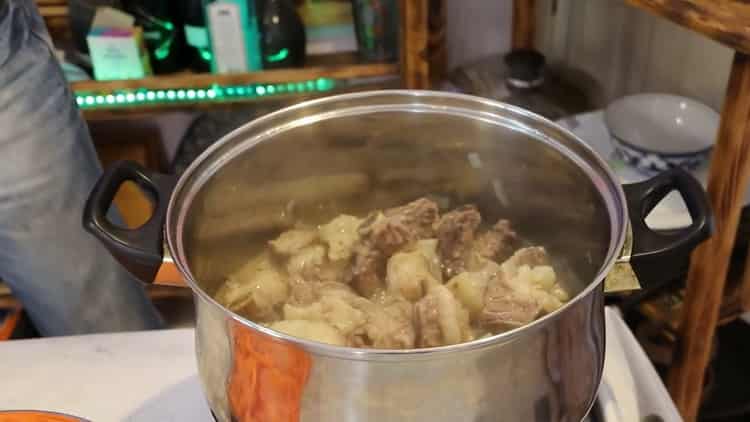Για να μαγειρέψετε πιλάφι χοιρινό σε μια κατσαρόλα, τηγανίζετε το κρέας