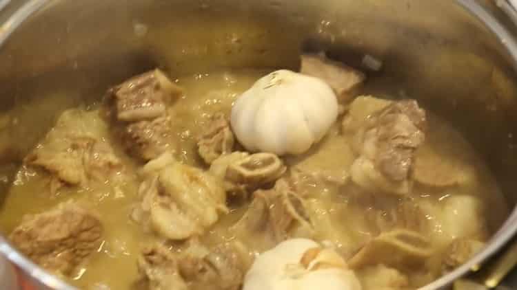 Per preparare il pilaf di maiale in una casseruola aggiungere l'aglio