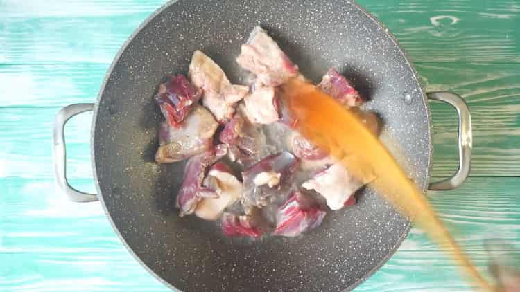 Για να μαγειρέψετε το πιλάφι, σοτάρετε το κρέας