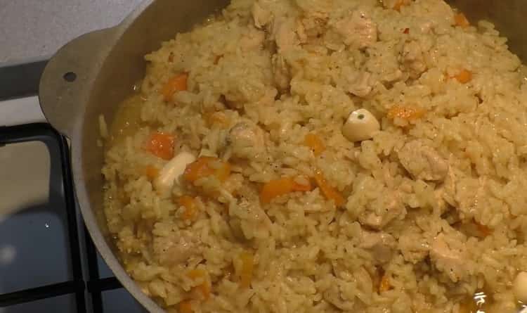Per cuocere il pilaf con il pollo in un calderone, aggiungi l'aglio