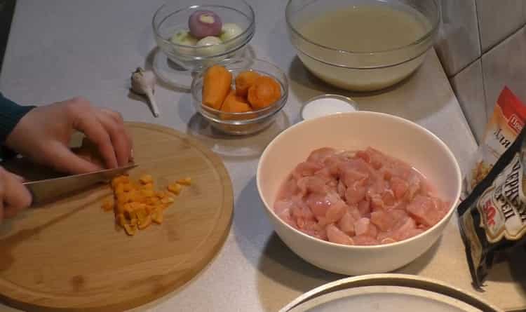 Per cuocere il pilaf con il pollo in un calderone, tagliare le carote