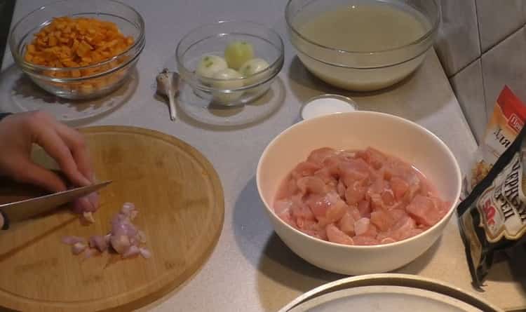 Chcete-li vařit pilaf s kuřetem v kotlíku, nakrájejte cibuli