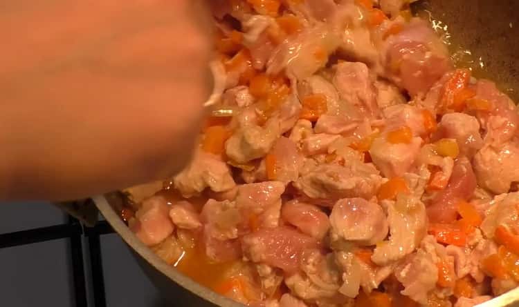 Um Pilaw mit Huhn in einem Kessel zuzubereiten, bereiten Sie die Zutaten vor