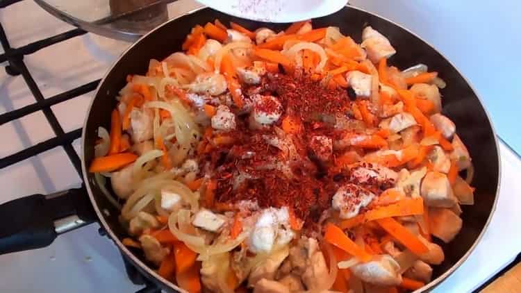 Για να μαγειρέψετε πιλάφι με κοτόπουλο σε ένα τηγάνι, προσθέστε μπαχαρικά