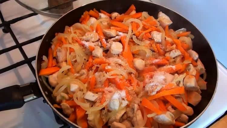За да готвите пилаф с пиле в тиган, запържете зеленчуците