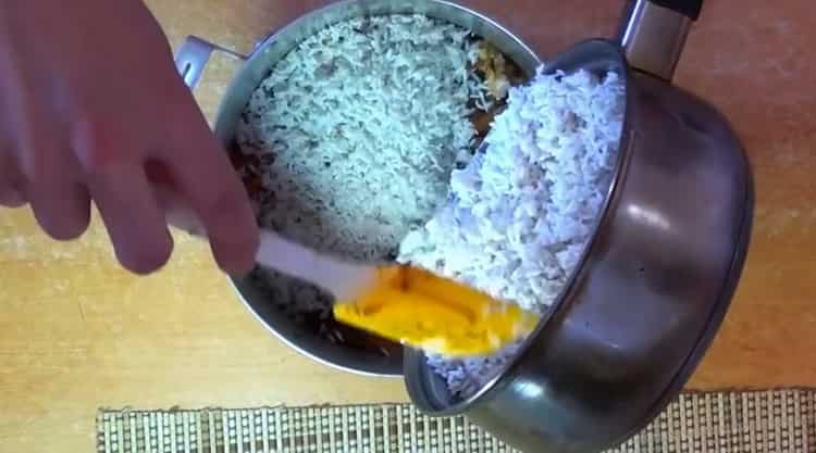 لطهي طعام بيلاف مع الدجاج في مقلاة ، أضف الأرز