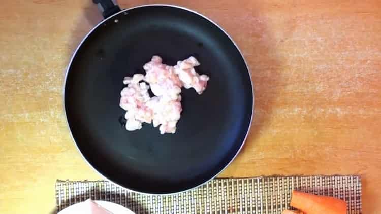 Pilaf csirkével főzéséhez egy serpenyőben süssük meg a zsírt