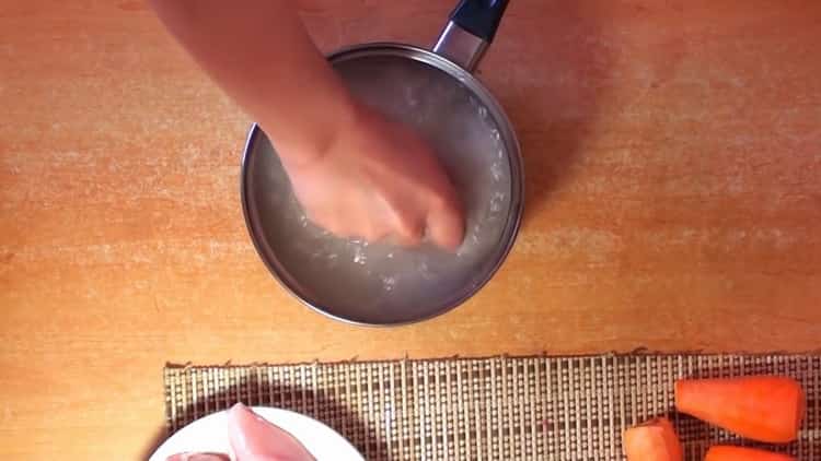 Norėdami kepti pilafą su vištiena keptuvėje, nuplaukite ryžius